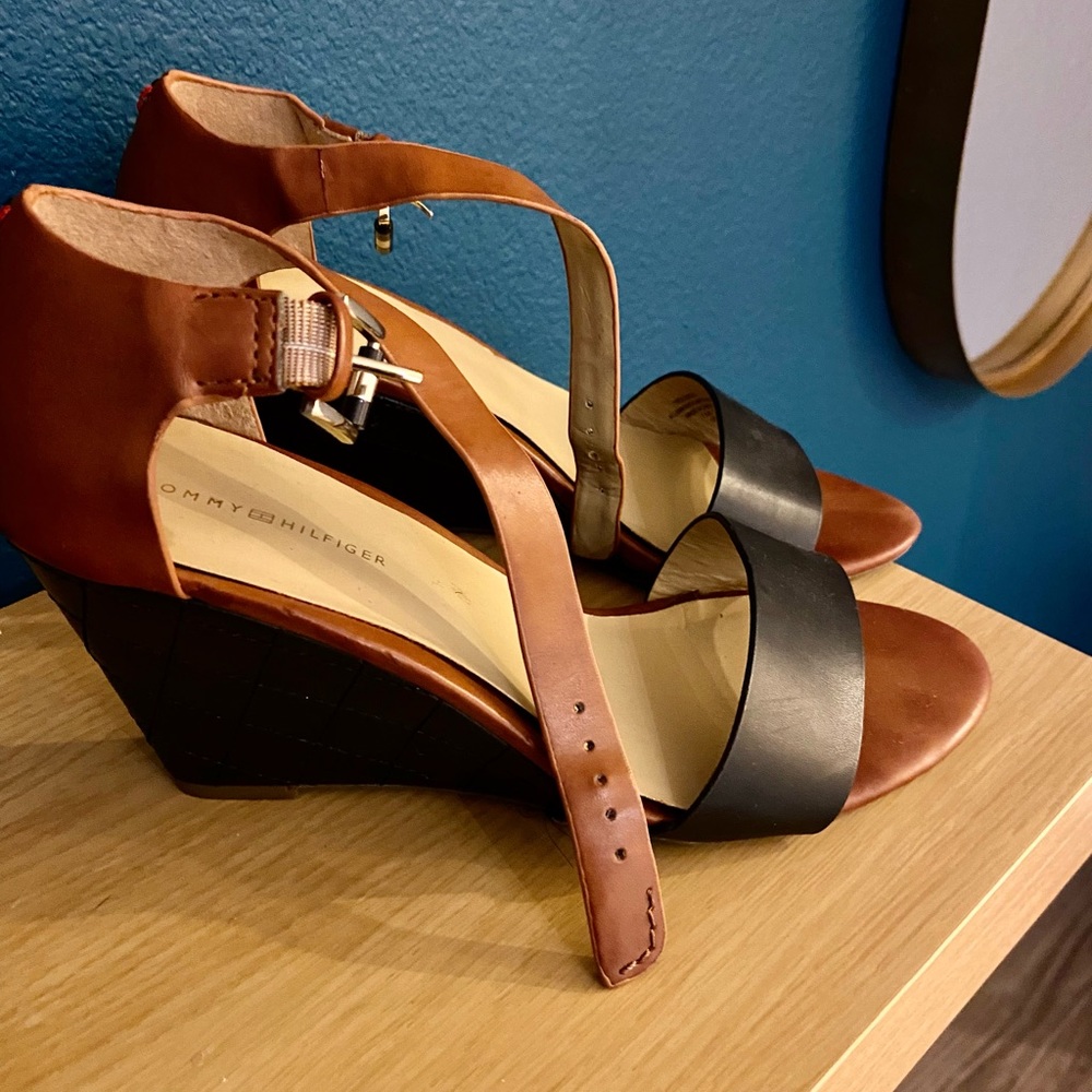 Brown wedge heels with brown trim.